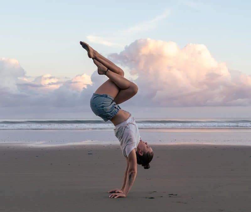 Wo schaut man im Handstand hin? – die beste Kopfposition für den Handstand!